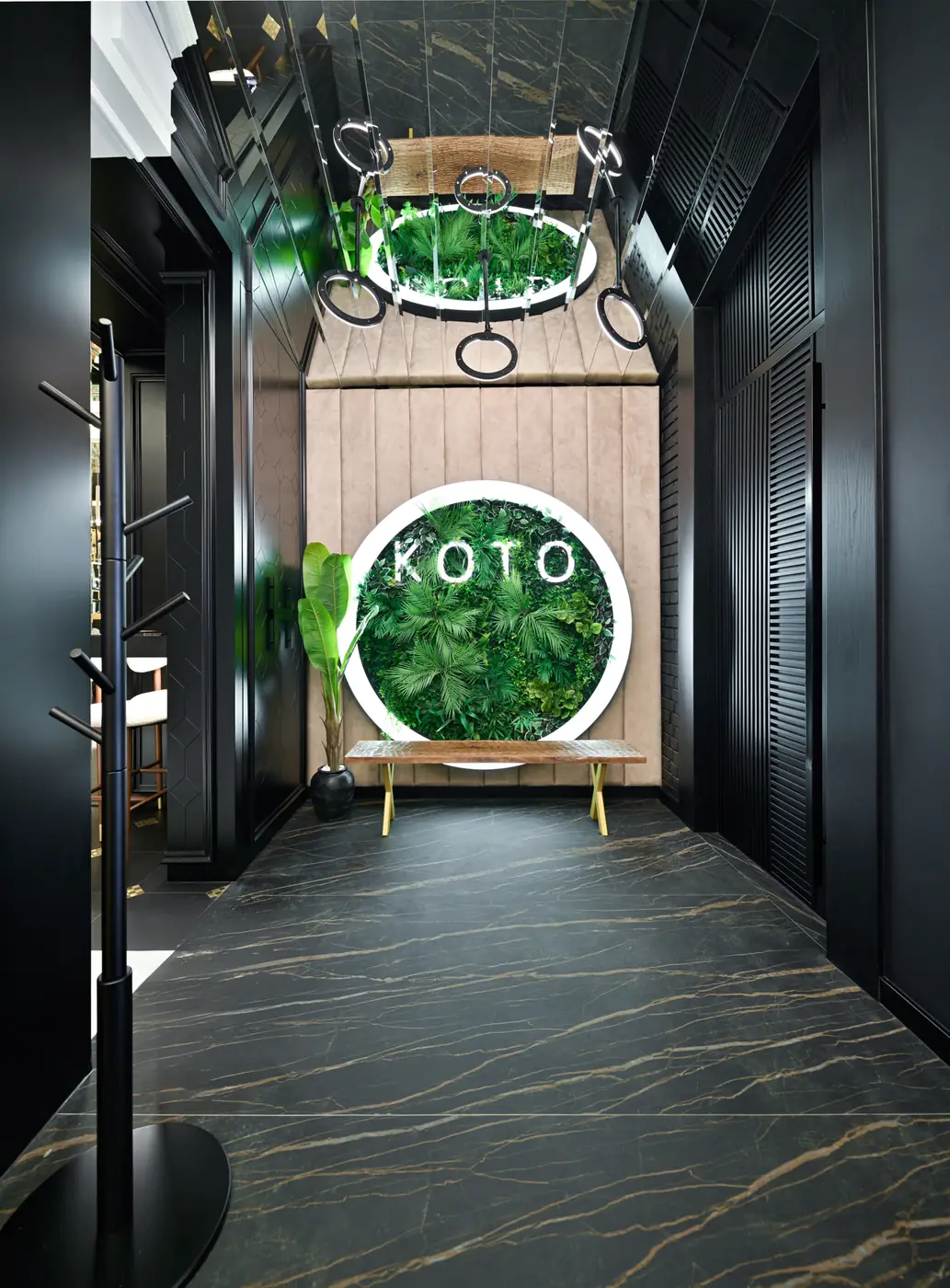 Salon Restorana Koto, široki kadar